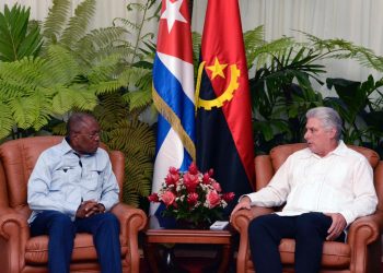 El presidente de Cuba, Miguel Díaz-Canel (d), conversa con el canciller de Angola, Manuel Domingos Augusto, el jueves 6 de junio de 2019 en La Habana. Foto: @DiazCanelB / Twitter.