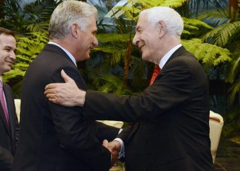 El presidente cubano, Miguel Díaz-Canel, recibe a David Triesman, copresidente de la Iniciativa Cuba. Foto: Estudios Revolución.