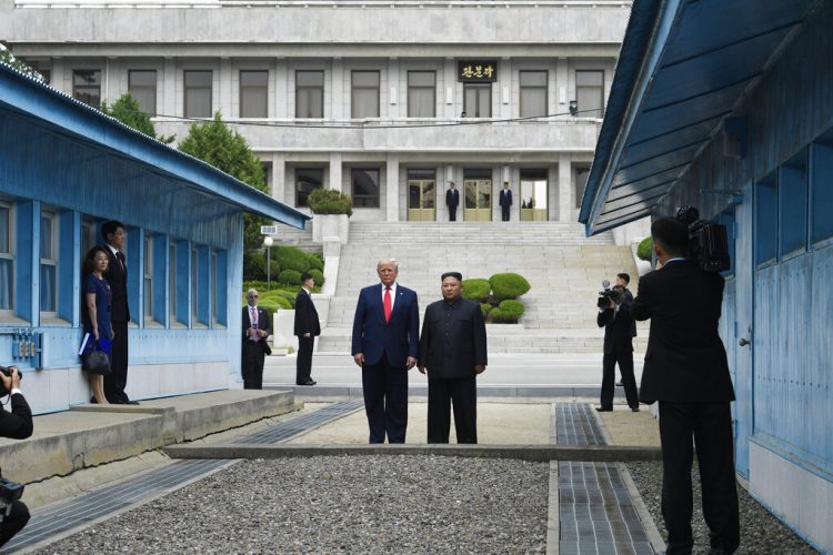 El presidente Donald Trump se reúne con el líder norcoreano Kim Jong Un en la zona desmilitarizada entre ambas Coreas, el domingo 30 de junio de 2019. (Foto AP/Susan Walsh)