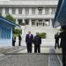 El presidente Donald Trump se reúne con el líder norcoreano Kim Jong Un en la zona desmilitarizada entre ambas Coreas, el domingo 30 de junio de 2019. (Foto AP/Susan Walsh)