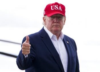 El presidente estadounidense Donald Trump alza el pulgar antes de partir del aeropuerto de Shannon, Irlanda, el viernes 7 de junio de 2019. Foto: Alex Brandon/AP.