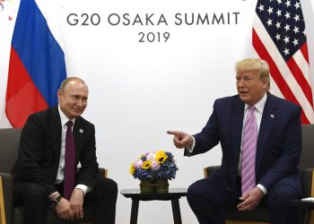 El presidente Donald Trump se reúne con el presidente ruso Vladimir Putin durante una reunión bilateral al margen de la cumbre G20 en Osaka, Japón, el viernes 28 de junio de 2019. Con una sonrisa y un dedo acusador, Trump advirtió a Putin: “No interfieras en la elección”, en respuesta a un reportero que le preguntó si advertiría a Putin.  (AP Foto/Susan Walsh)