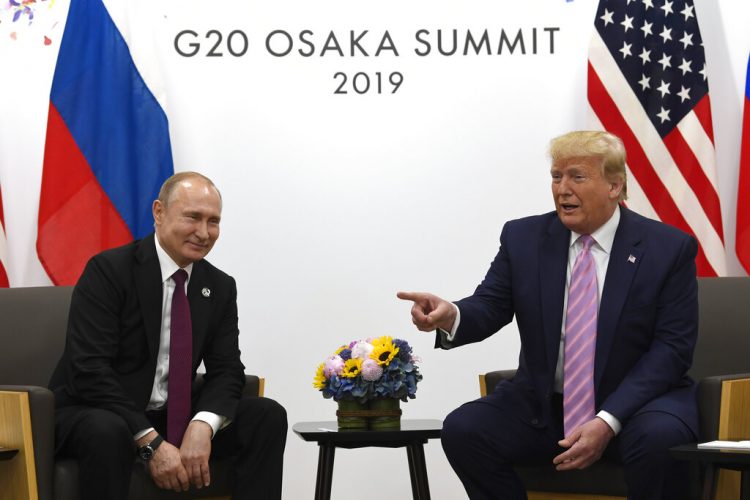 El presidente Donald Trump se reúne con el presidente ruso Vladimir Putin durante una reunión bilateral al margen de la cumbre G20 en Osaka, Japón, el viernes 28 de junio de 2019. Con una sonrisa y un dedo acusador, Trump advirtió a Putin: “No interfieras en la elección”, en respuesta a un reportero que le preguntó si advertiría a Putin.  (AP Foto/Susan Walsh)