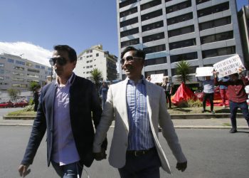 Javier Benalcázar, a la izquierda, y su pareja Efraín Soria llegan a la Corte Constitucional para escuchar la decisión final sobre el matrimonio entre personas del mismo sexo en Quito, Ecuador, el martes 4 de junio de 2019. Foto: Dolores Ochoa / AP.