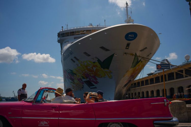 Turistas recién desembarcados del crucero Norwegian Sky, recorren la ciudad en un convertible estadounidense clásico en La Habana, el martes 4 de junio de 2019. Foto: Ramon Espinosa / AP/Archivo.
