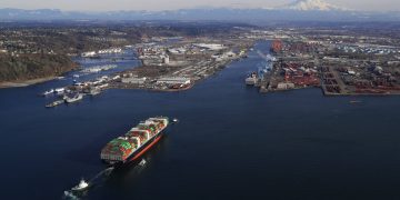 La actividad en el puerto de Tacoma en el estado de Washington el 5 de marzo del 2019. Los aranceles del presidente Donald Trump van en aumento y podrían amenazar seriamente a la economía estadounidense Foto: Ted S. Warren / AP / Archivo.