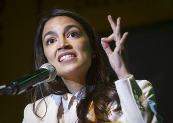 Alexandria Ocasio-Cortez, demócrata por Nueva York, habla en un acto de la gira "Road to the Green New Deal" en la Universidad Howard de Washington. (AP Foto/Cliff Owen, Archivo)