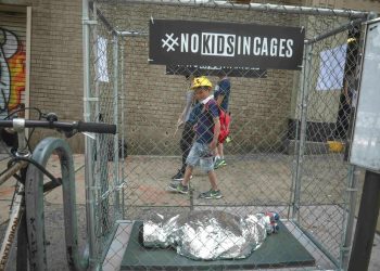 En Brooklyn, las personas se asombran al ver una instalación artística que promueve los derechos de los niños inmigrantes que son retenidos en la frontera con México, el miércoles 12 de junio de 2019. Foto: Bebeto Matthews/AP.