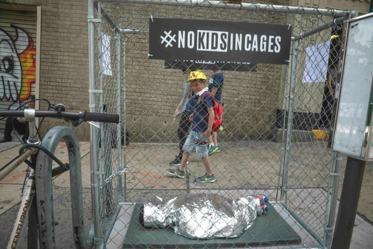 En Brooklyn, las personas se asombran al ver una instalación artística que promueve los derechos de los niños inmigrantes que son retenidos en la frontera con México, el miércoles 12 de junio de 2019. Foto: Bebeto Matthews/AP.