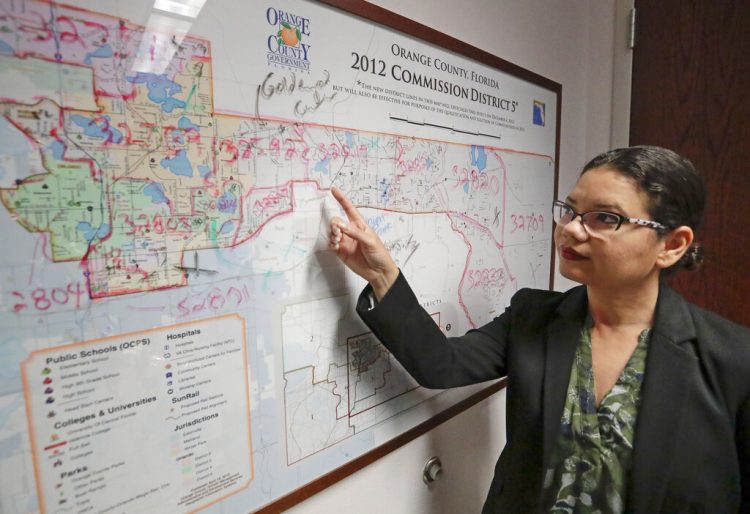 Emily Bonilla, comisionada del condado Orange, inspecciona un mapa de Florida en Orlando el 3 de junio del 2019. Bonilla teme que su distrito no será contado adecuadamente en el censo del 2020. Foto: John Raoux / AP.