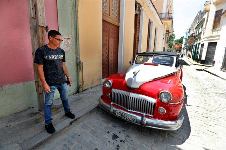 Julio César, chofer de auto clásico, responde preguntas a Efe, el 4 de junio de 2019, en La Habana Cuba. Foto: Ernesto Mastrascusa / EFE.