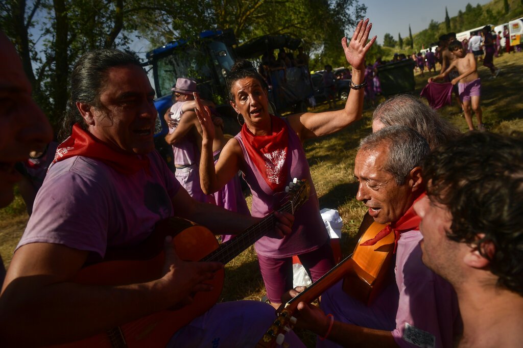 Participantes en la festividad de la Batalla del Vino, en el municipio de Haro, en el norte de España, el sábado 29 de junio de 2019. Foto: Alvaro Barrientos / AP.