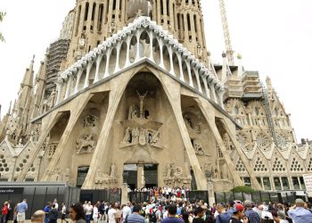 En esta fotografía de archivo del domingo 20 de agosto de 2017, varios dignatarios salen después de una misa en la Basílica de la Sagrada Familia de Barcelona en memoria a las víctimas de los atentados terroristas, en Barcelona, España. Foto: Manu Fernandez/ AP.