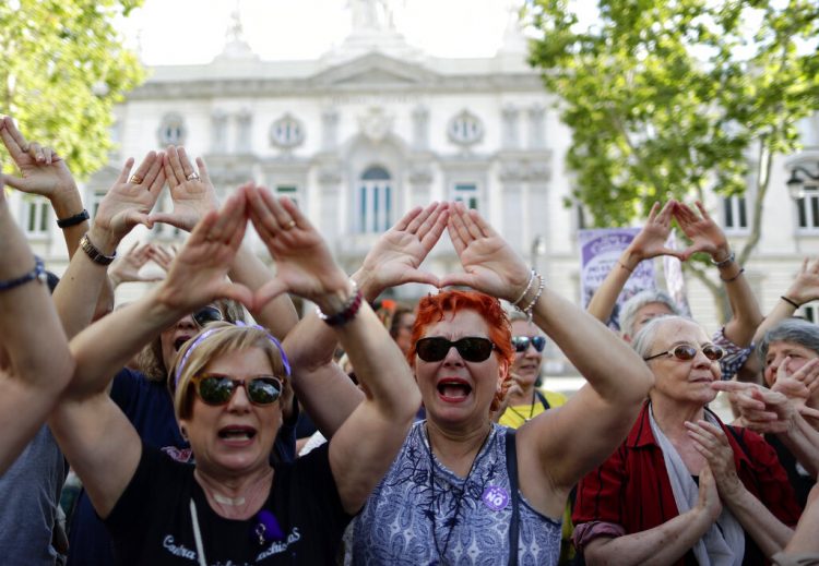 Mujeres se manifiestan después que el Tribunal Supremo de España declaró a cinco hombres culpables de violación, afuera de la sala del tribunal en Madrid, España, el viernes 21 de junio de 2019. Foto: Manu Fernández/AP.