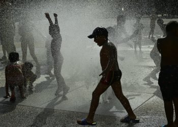 Un grupo de personas se refresca del calor veraniego en una fuente en Pamplona, en el norte de España, el 25 de junio de 2019. Foto: Álvaro Barrientos / AP.