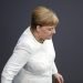 La canciller de Alemania, Angela Merkel, abandona su escaño tras la toma de posesión de la nueva ministra de Justicia, Christine Lambrecht, en el parlamento, el Bundestag, en Berlín, el 27 de junio de 2019. Foto: Markus Schreiber / AP.