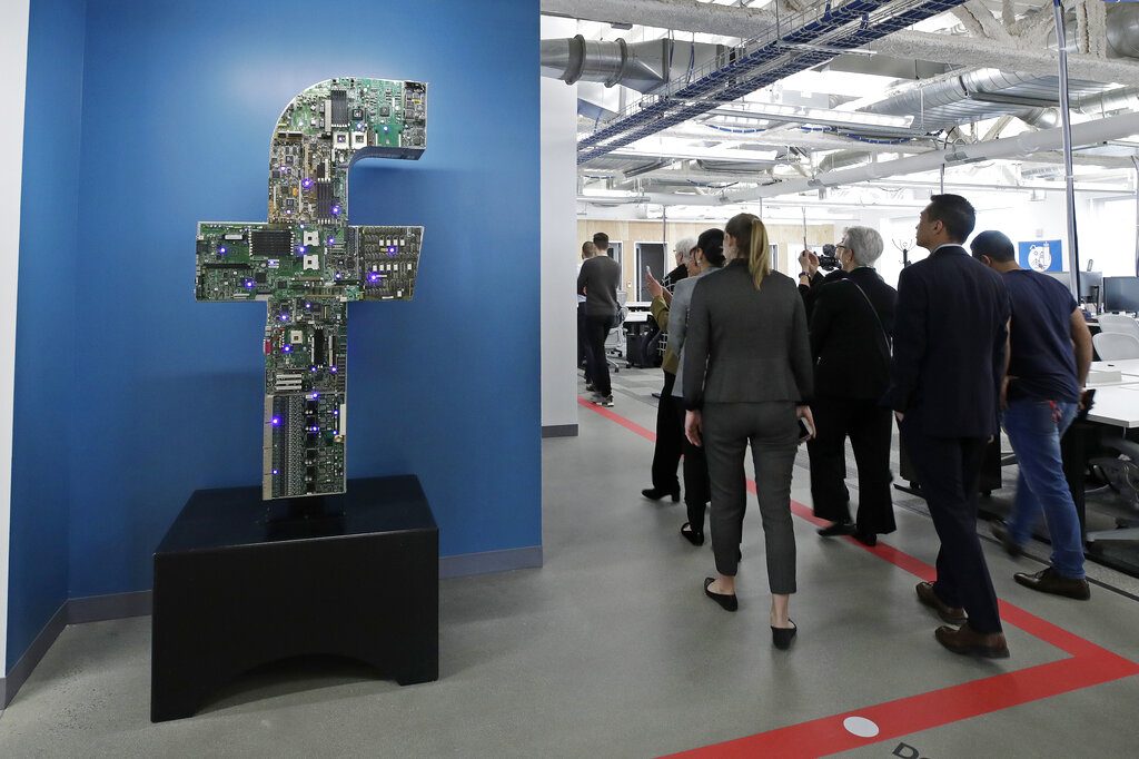 Visitantes recorren las oficinas de Facebook en Cambridge, Massachusetts, EEUU. Foto: Elise Amendola / AP / Archivo.