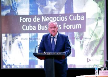 El comisario de Cooperación Internacional y Desarrollo de la Unión Europea (UE), Neven Mimica, participa en un Foro de Negocios sobre Inversión Extranjera en Cuba, el viernes 21 de junio de 2019 en La Habana. Foto: Ernesto Mastrascusa / EFE.