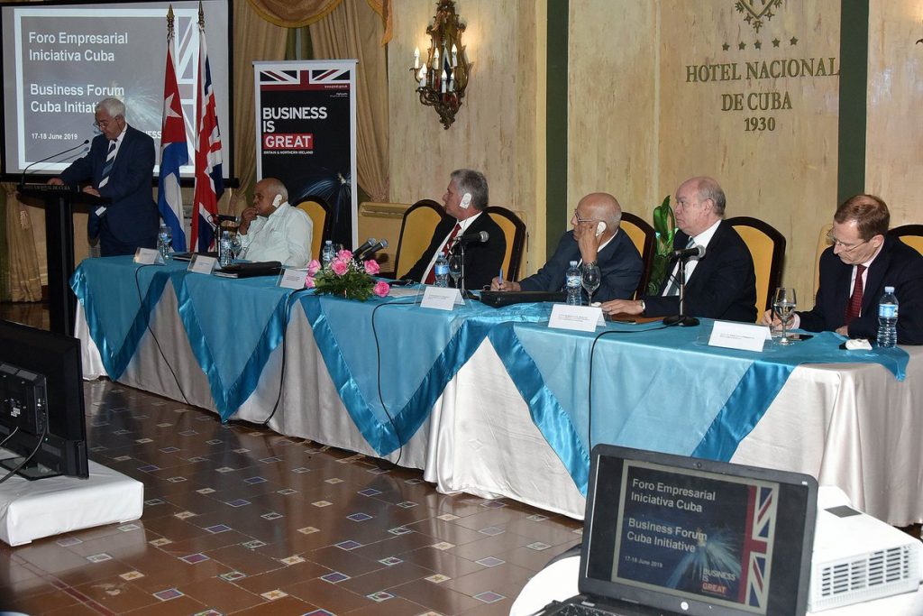 Lord David Triesman (izq), copresidente del grupo "Iniciativa Cuba", habla en la apertura del foro empresarial entre Cuba y el Reino Unido, con la asistencia del presidente cubano, Miguel Díaz-Canel (3-i), el lunes 17 de junio de 2019. Foto: @DiazCanelB / Twitter.