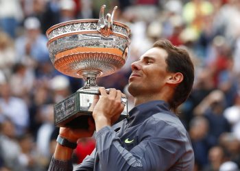 El español Rafael Nadal levanta el trofeo mientras celebra su 12mo título del Abierto de Francia tras imponerse a Dominic Thiem en cuatro sets, en París, el domingo 9 de junio de 2019. (AP Foto/Christophe Ena)