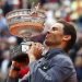 El español Rafael Nadal levanta el trofeo mientras celebra su 12mo título del Abierto de Francia tras imponerse a Dominic Thiem en cuatro sets, en París, el domingo 9 de junio de 2019. (AP Foto/Christophe Ena)