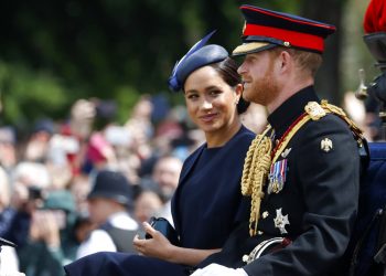 El príncipe Enrique y su esposa Meghan en una carroza durante la ceremonia anual Trooping the Colour en Londres, el sábado 8 de junio de 2019. Foto: Frank Augstein / AP.