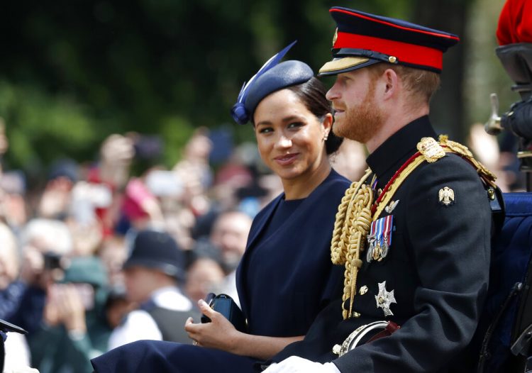 El príncipe Enrique y su esposa Meghan en una carroza durante la ceremonia anual Trooping the Colour en Londres, el sábado 8 de junio de 2019. Foto: Frank Augstein / AP.