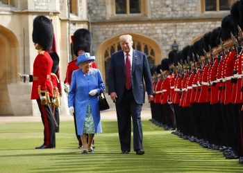Esta foto de archivo del viernes 13 de julio del 2018 muestra al presidente de Estados Unidos Donald Trump junto a la reina Isabel pasando revisión a la Guardia de Honor en en el Castillo de Windsor en Windsor, Inglaterra. Foto: Pablo Martínez Monsivais/AP.