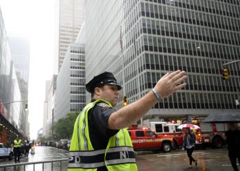 Policías controlan el paso en Manhattan, Nueva York, donde este lunes 10 de junio de 2019 se estrelló un helicóptero en un rascacielos. Foto: AFP / rcnradio.com