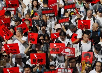 Manifestantes sostienen carteles en una marcha contra las enmiendas propuestas a una ley de extradiciones en Hong Kong, el domingo 9 de junio de 2019. Foto: Kin Cheung/ AP.
