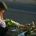 Una mujer visita un altar improvisado con ofrendas florales en el Puente Margaret, donde naufragó un barco en Budapest, Hungría, el sábado 8 de junio de 2019. Foto: Balazs Mohai/MTI via AP.