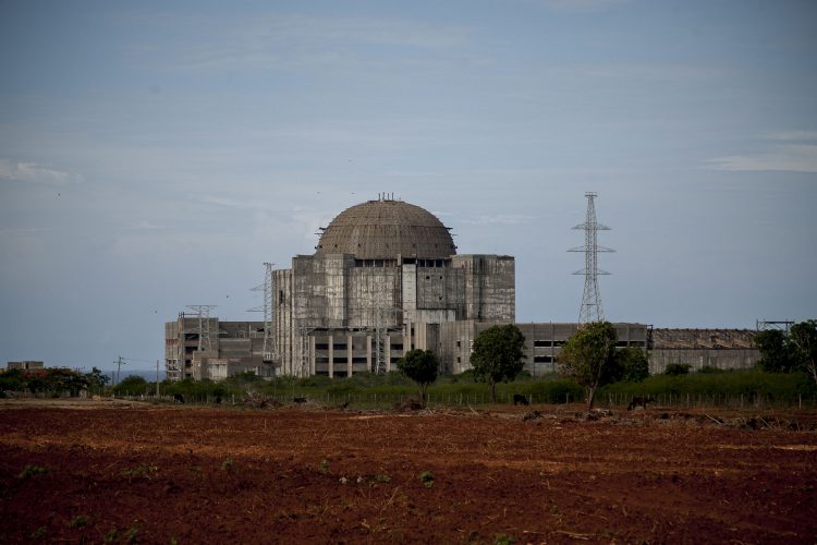 Obras sin terminar de la Central Electronuclear de Juraguá en Cienfuegos. Foto: Fernando Medina/Cachivache Media/Archivo.
