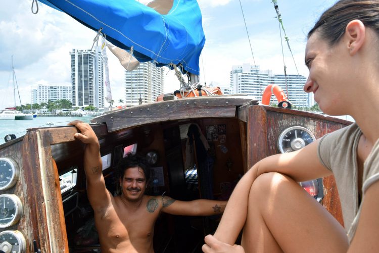 El cubano David Berenguer y su novia, la española Lara Gandía, a bordo de su velero Lourdes-Emyca. Foto: Jorge Ignacio Pérez / EFE.