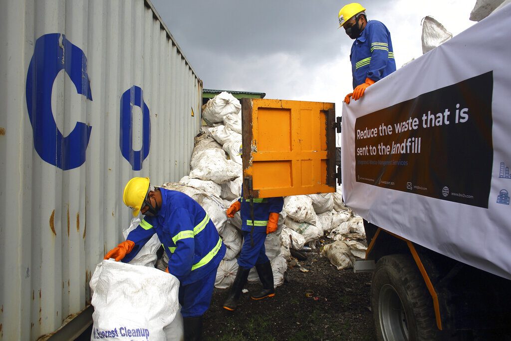 Trabajadores cargan basura que fue recogida del Monte Everest en camiones en Katmandú, Nepal, el miércoles 5 de junio de 2019. Foto: Bikram Rai / AP.