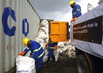 Trabajadores cargan basura que fue recogida del Monte Everest en camiones en Katmandú, Nepal, el miércoles 5 de junio de 2019. Foto: Bikram Rai / AP.