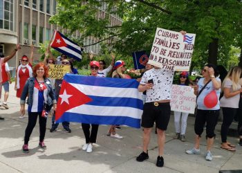 Cubanos residentes en Canadá protestan en Toronto por la suspensión del otorgamiento de visados en La Habana. Foto: @ALDABORO / Twitter.