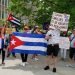 Cubanos residentes en Canadá protestan en Toronto por la suspensión del otorgamiento de visados en La Habana. Foto: @ALDABORO / Twitter.