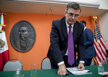 El secretario de Relaciones Exteriores de México, Marcelo Ebrard, al terminar una conferencia de prensa en la embajada de México en Washington el lunes 3 de junio de 2019 donde habló de tema de los aranceles. (AP Foto/Andrew Harnik)