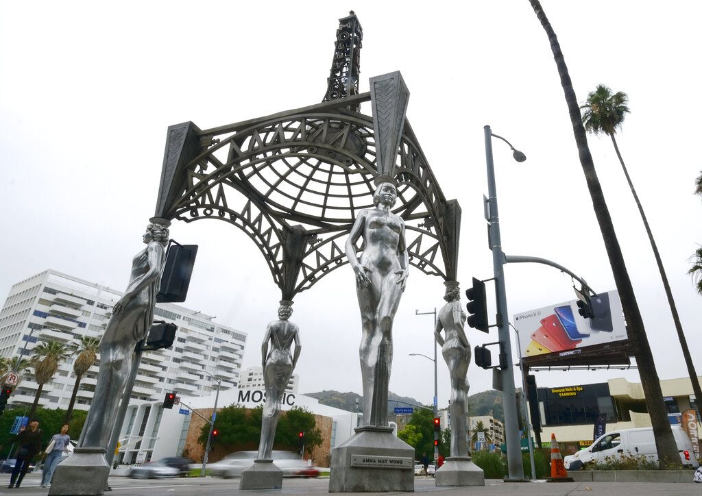 La glorieta "Las cuatro damas de Hollywood" en Los Angeles, el miércoles 19 de junio del 2019. Las autoridades dicen que alguien trepó la obra pública de dos pisos y se robó una estatua de Marilyn Monroe en el Paseo de la Fama de Hollywood. Foto: Richard Vogel / AP.