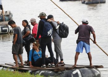 Migrantes cubanos desembarcan en el lado mexicano del río Suchiate en la frontera con Guatemala, luego de cruzar en una balsa cerca de Ciudad Hidalgo, México, el martes 11 de junio de 2019. Foto: AP /Marco Ugarte/Archivo.