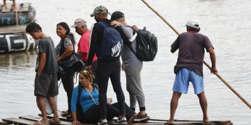 Migrantes cubanos desembarcan en el lado mexicano del río Suchiate en la frontera con Guatemala, luego de cruzar en una balsa cerca de Ciudad Hidalgo, México, el martes 11 de junio de 2019. Foto: AP /Marco Ugarte/Archivo.