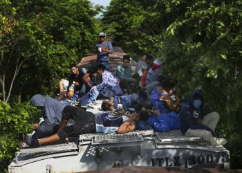 Migrantes viajan arriba de un tren de carga rumbo al norte en Salto del Agua, estado de Chiapas, México, el 25 de junio de 2019. (AP Foto/Marco Ugarte)