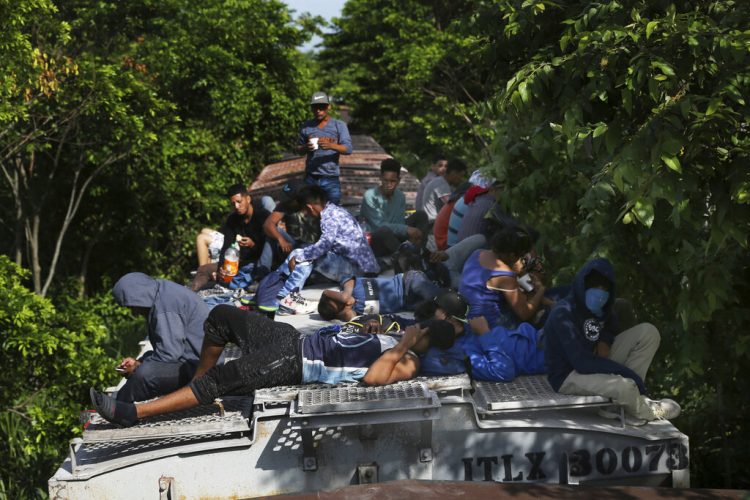 Migrantes viajan arriba de un tren de carga rumbo al norte en Salto del Agua, estado de Chiapas, México, el 25 de junio de 2019. (AP Foto/Marco Ugarte)