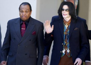 En esta foto del 15 de marzo de 2005, el astro del pop Michael Jackson, a la derecha, sale del juzgado del condado de Santa Bárbara con su padre, Joe Jackson, en Santa María, California. Foto: Michael A. Mariant/ AP.