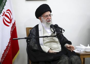 El líder supremo de Irán, el ayatolá Ali Jamenei interviene en una reunión en su residencia en Teherán, Irán. Foto: Oficina del Líder Supremo de Irán vía AP.