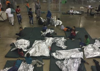 Niños detenidos en una instalación en McAllen, Texas, tras ingresar de manera ilegal a Estados Unidos. Foto: AP/Archivo.
