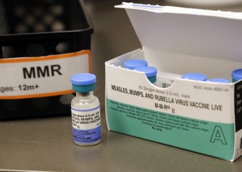 Vacuna contra el sarampión, las paperas y la rubeola en la secundaria Vashon Island de la población del mismo nombre, en el estado de Washington, el 15 de mayo de 2019. Foto: Elaine Thompson / AP.