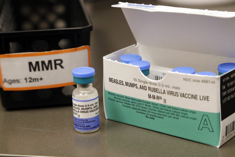 Vacuna contra el sarampión, las paperas y la rubeola en la secundaria Vashon Island de la población del mismo nombre, en el estado de Washington, el 15 de mayo de 2019. Foto: Elaine Thompson / AP.