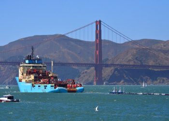Un bote remolca al primer dispositivo de recolección de basura del proyecto The Ocean Cleanup cerca del puente Golden Gate de San Francisco rumbo al océano Pacífico, el 8 de septiembre de 2018. Foto: Lorin Eleni Gill / AP.