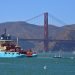 Un bote remolca al primer dispositivo de recolección de basura del proyecto The Ocean Cleanup cerca del puente Golden Gate de San Francisco rumbo al océano Pacífico, el 8 de septiembre de 2018. Foto: Lorin Eleni Gill / AP.